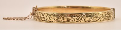 Lot 1521 - A 9ct metal core hinged snap bangle, 6 x 5.5cm.