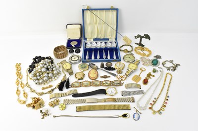 Lot 1561 - Various items of costume jewellery including...