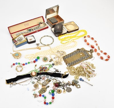 Lot 706 - A large collection of costume jewellery...