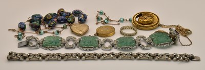 Lot 1562 - Various items of costume jewellery including...