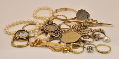 Lot 1563 - A small quantity of assorted costume jewellery...