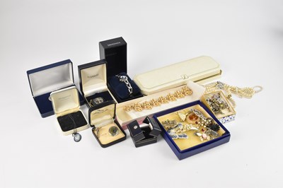 Lot 275 - A small quantity of costume jewellery...