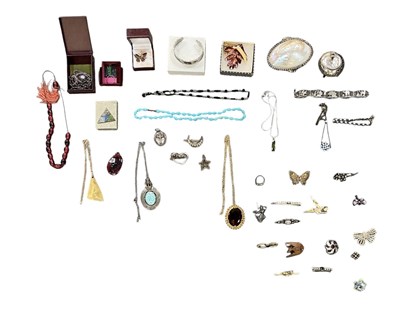 Lot 1540 - A quantity of assorted costume jewellery...