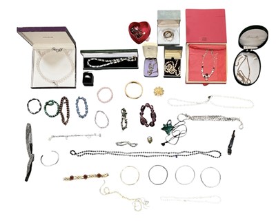 Lot 1541 - A quantity of assorted costume jewellery...