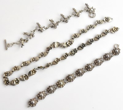 Lot 633 - An 830 grade silver necklace, embossed with...