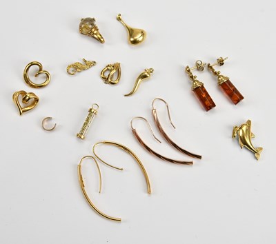 Lot 8 - A yellow metal heart shaped crossover pendant,...
