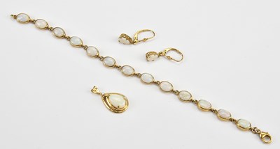 Lot 278 - A 9ct yellow gold and opal suite of jewellery,...