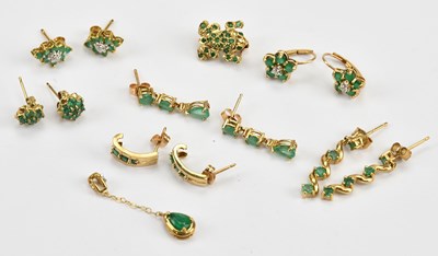 Lot 191 - A 9ct yellow gold emerald set novelty brooch...