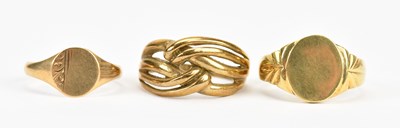 Lot 477 - A 9ct yellow gold signet ring with vacant...