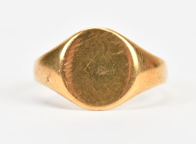 Lot 537 - An 18ct yellow gold signet ring with vacant...