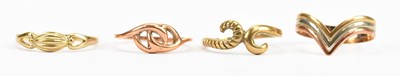 Lot 473 - A 9ct tricolour gold wishbone ring, size P,...