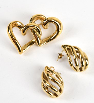 Lot 120 - A yellow metal double heart brooch, unmarked,...
