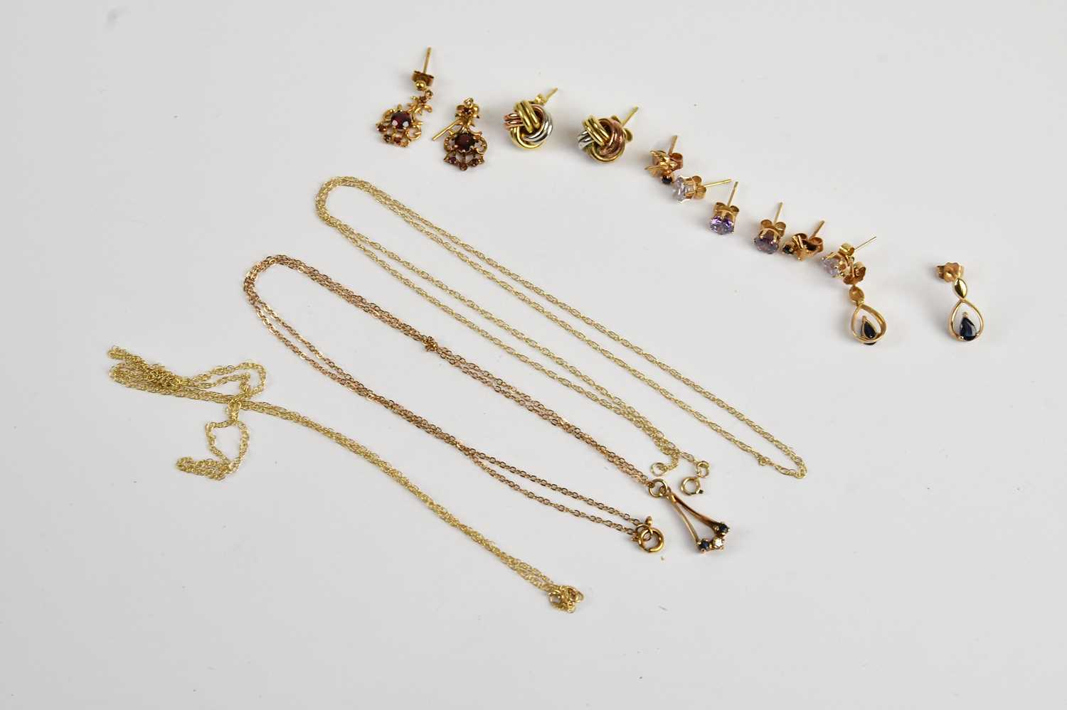 Lot 20 - A collection of 9ct gold and yellow metal...