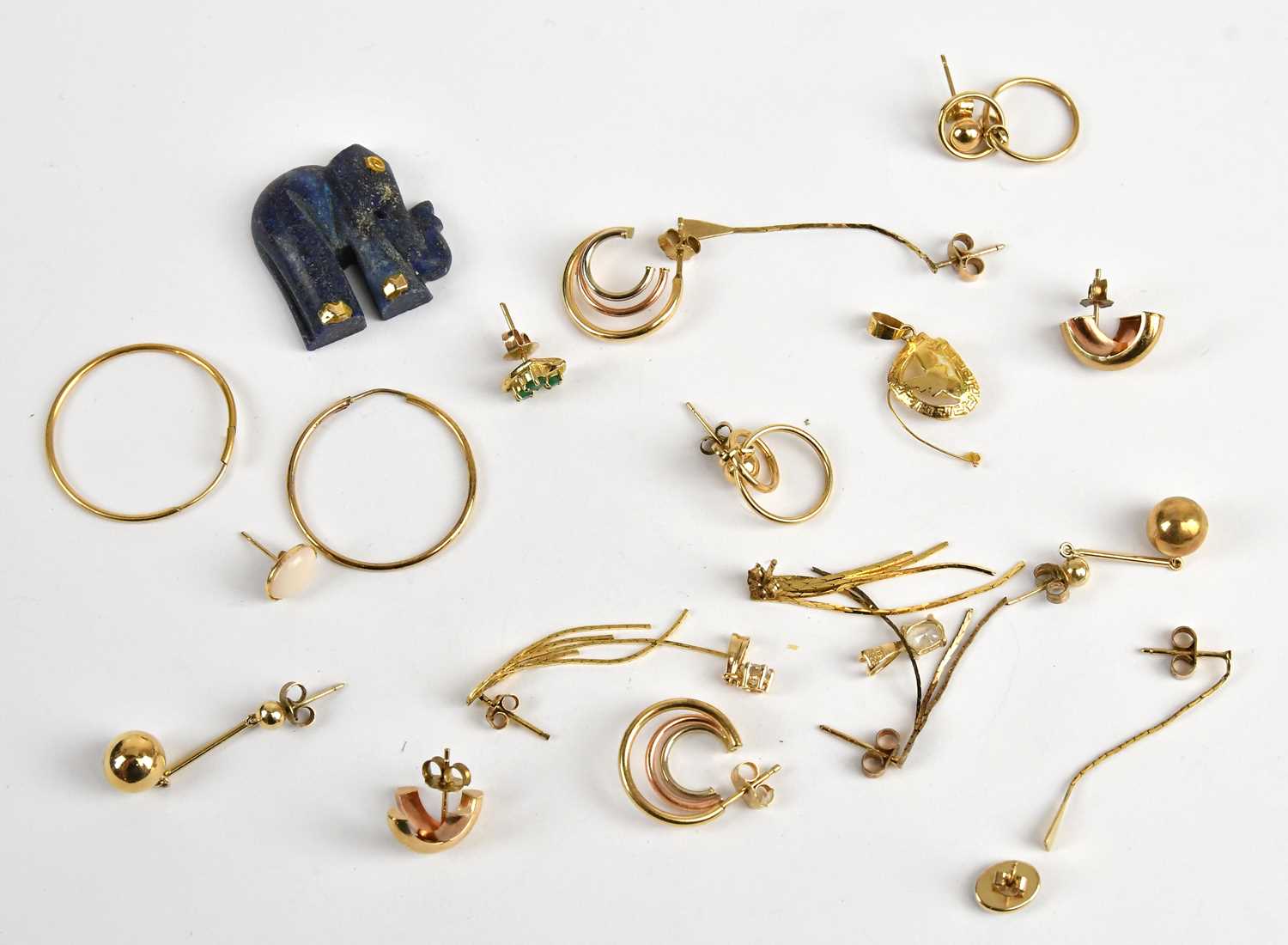 Lot 12 - A collection of 9ct gold and yellow metal...
