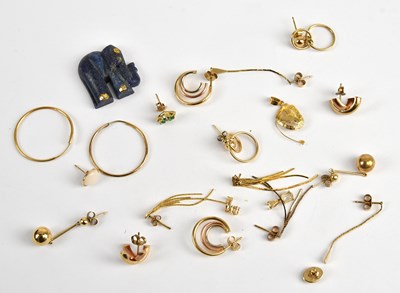 Lot 12 - A collection of 9ct gold and yellow metal...