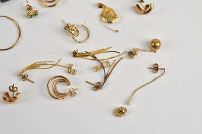 Lot 12 - A collection of 9ct gold and yellow metal...