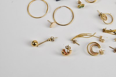 Lot 12 - A collection of 9ct gold and yellow metal...