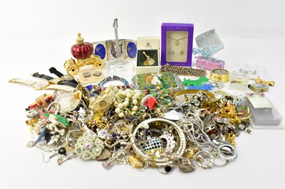Lot 1553 - A quantity of modern and vintage silver and...