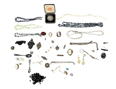 Lot 1537 - Various items of vintage and antique costume...
