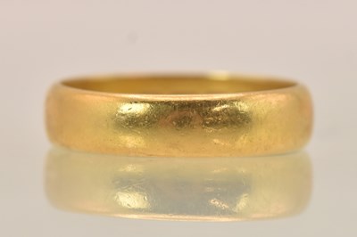 Lot 1259 - A 22ct gold band ring, size O, approx 5.34g.