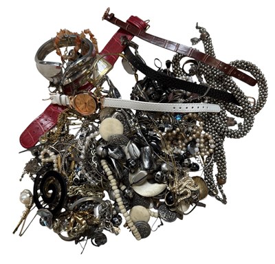 Lot 1552 - A quantity of mixed modern and vintage costume...