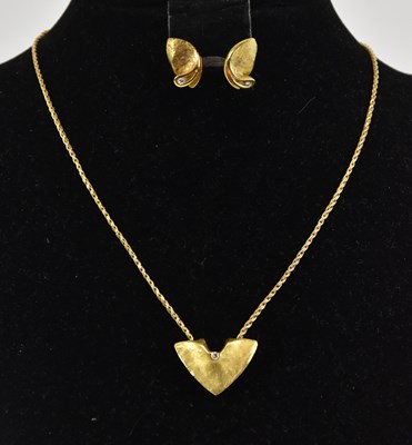 Lot 1361 - An 18ct yellow gold necklace pendant and...