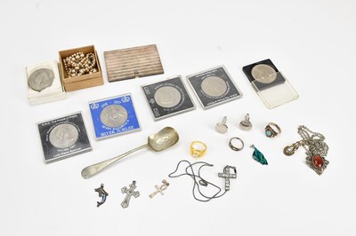 Lot 691 - A small selection of costume jewellery...