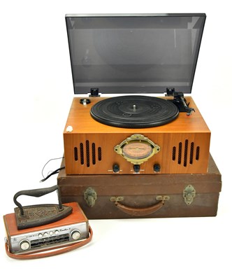 Lot 404 - A group of collectors' items including a...