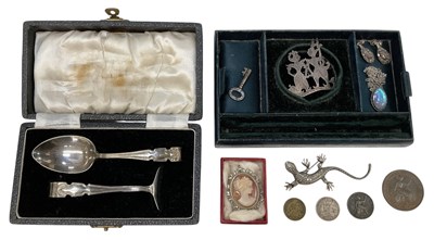 Lot 1554 - A small quantity of assorted costume jewellery,...