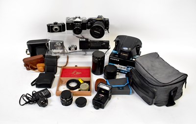 Lot 810 - A quantity of cameras to include a 1950s...