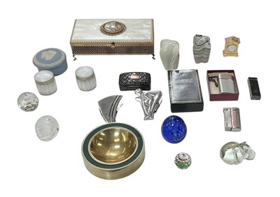 Lot 421 - A quantity of collectors' items including...