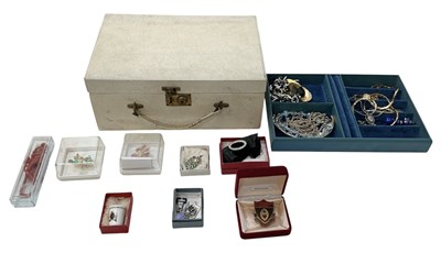 Lot 1556 - A small quantity of assorted costume jewellery...