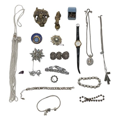Lot 1562A - A small quantity of assorted costume jewellery...