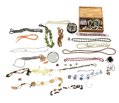 Lot 1558 - A quantity of assorted costume jewellery...