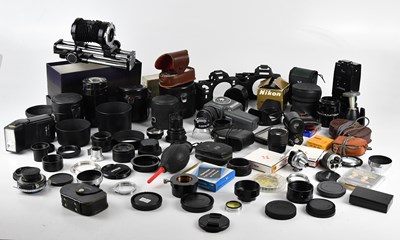 Lot 134 - A collection of camera and photography...