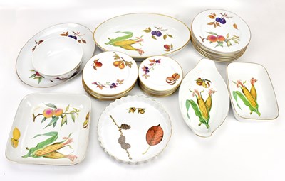 Lot 1577 - ROYAL WORCESTER; 'Evesham' pattern service
