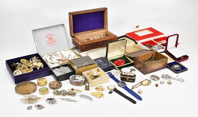 Lot 672 - A collection of costume jewellery including...
