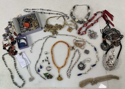 Lot 686 - A quantity of costume jewellery to include a...