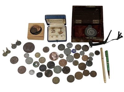 Lot 373 - A small quantity of assorted collectors' items...