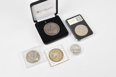 Lot 636 - A small collection of commemorative coins and...