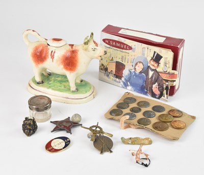 Lot 560 - A small group of collectors' items including...