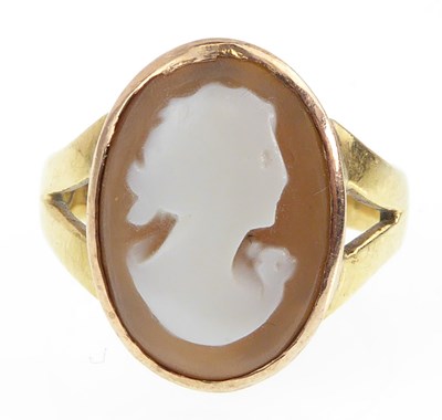 Lot 947 - An 18ct gold cameo ring, size H, approx. 3g.