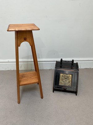 Lot 253 - An early 20th century oak jardinière stand,...