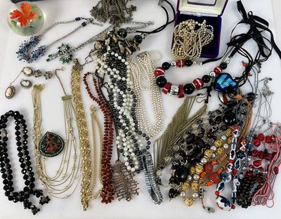 Lot 694 - A quantity of costume jewellery to include...