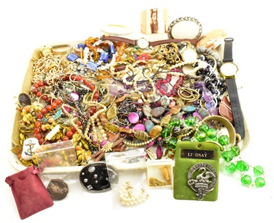 Lot 1463 - A quantity of modern, vintage and antique...