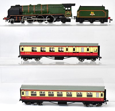 Lot 344 - HORNBY; a collection of Dublo boxed railway...