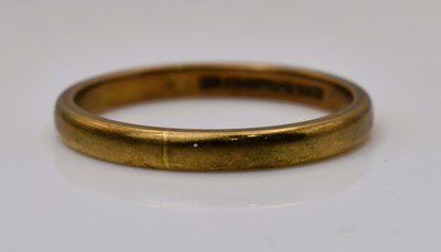 Lot 564 - A 9ct yellow gold wedding band, size P, 2.1g.