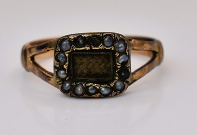 Lot 554 - An 18th century yellow metal mourning ring,...