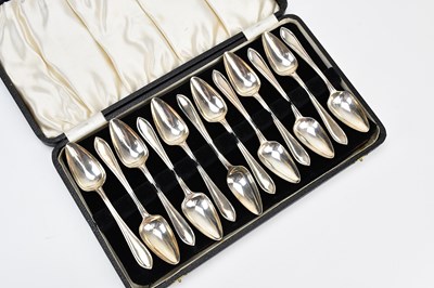 Lot 28 - A cased set of grapefruit spoons