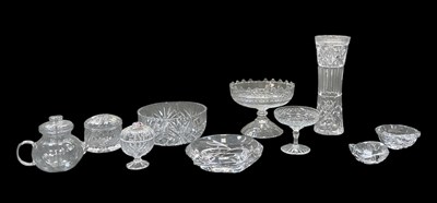 Lot 638 - A small group of assorted cut and crystal...